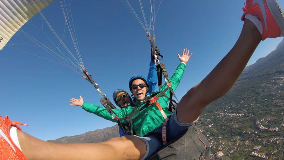 Pasajeros disfrutando del vuelo en parapente biplaza