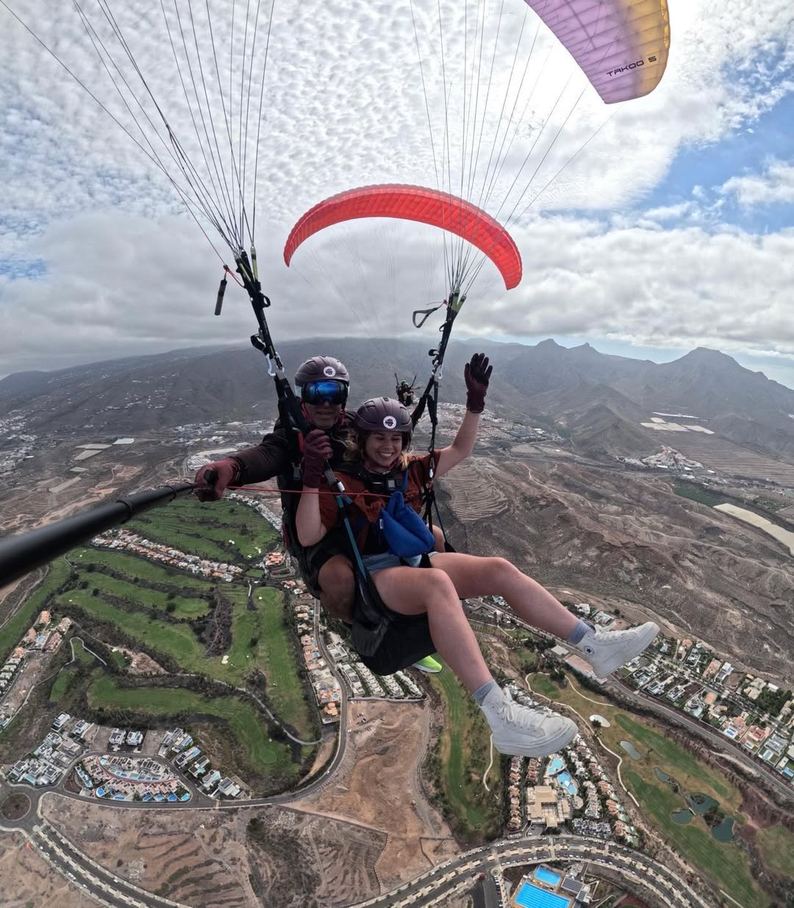 Pasajera sonriendo durante el vuelo en parapente